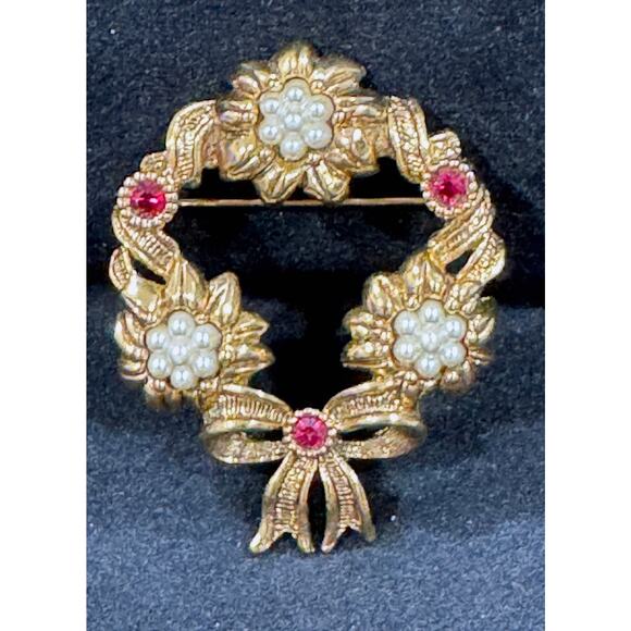 None Jewelry - Gold-Tone Christmas Wreath Brooch Seed Pearl Flowers & Pink Stones 1.5″